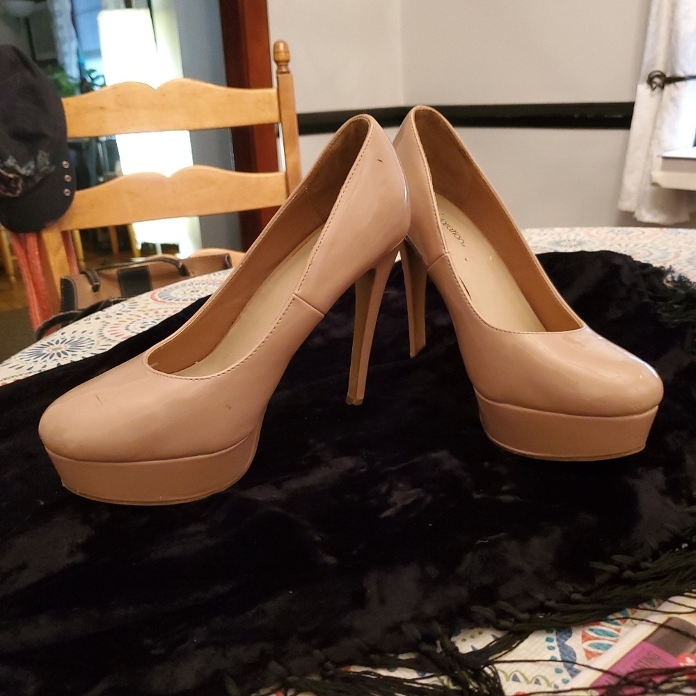 Ladies patent shoe